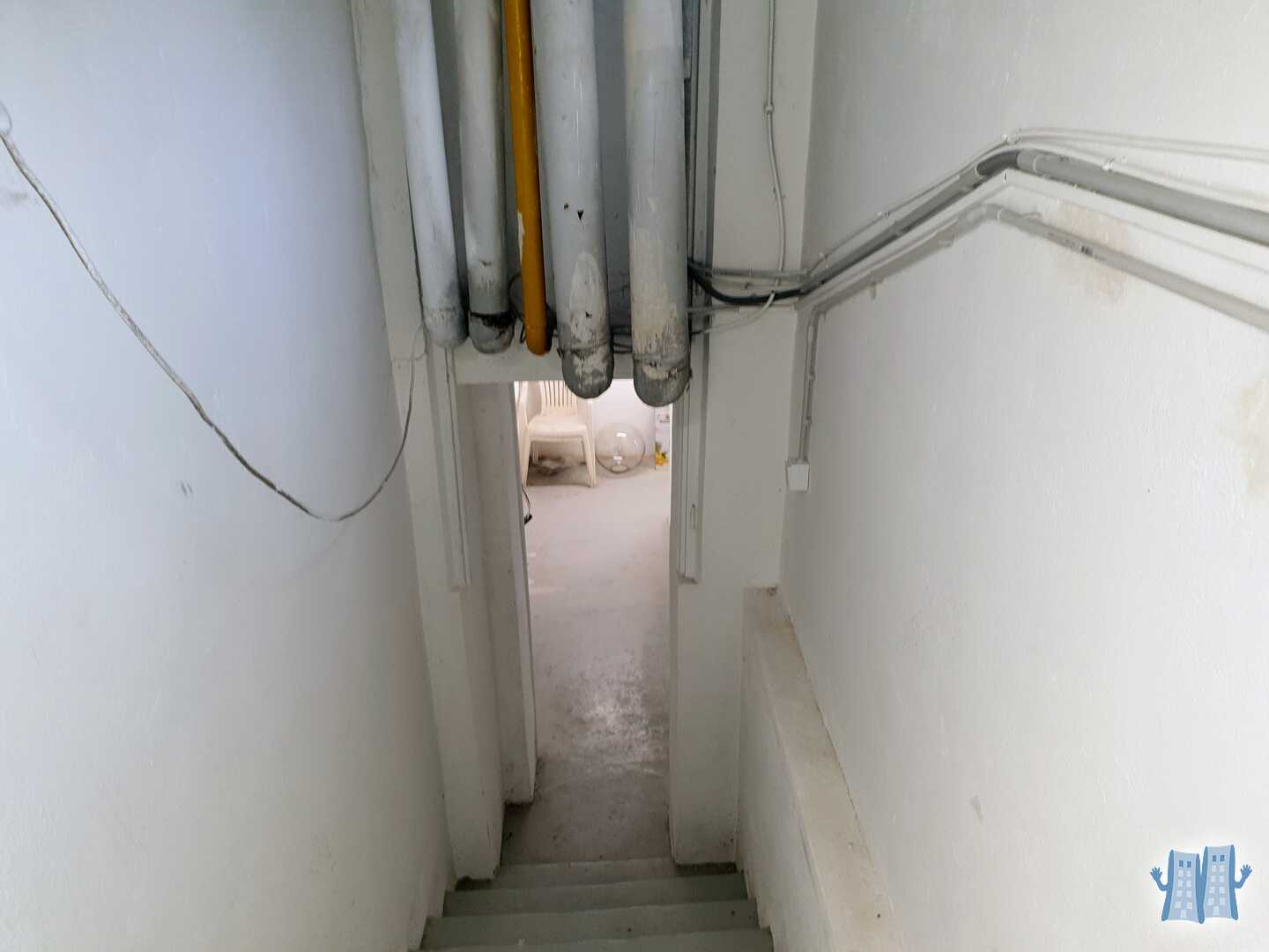 suterénny prechod medzi vchodmi bytového domu