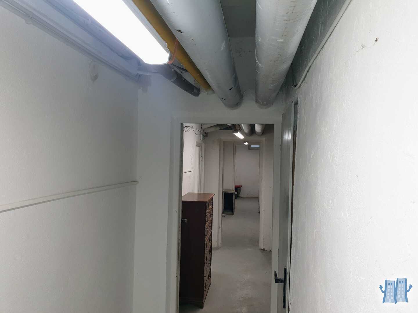 pivničná chodba s LED svietidlami PHILIP