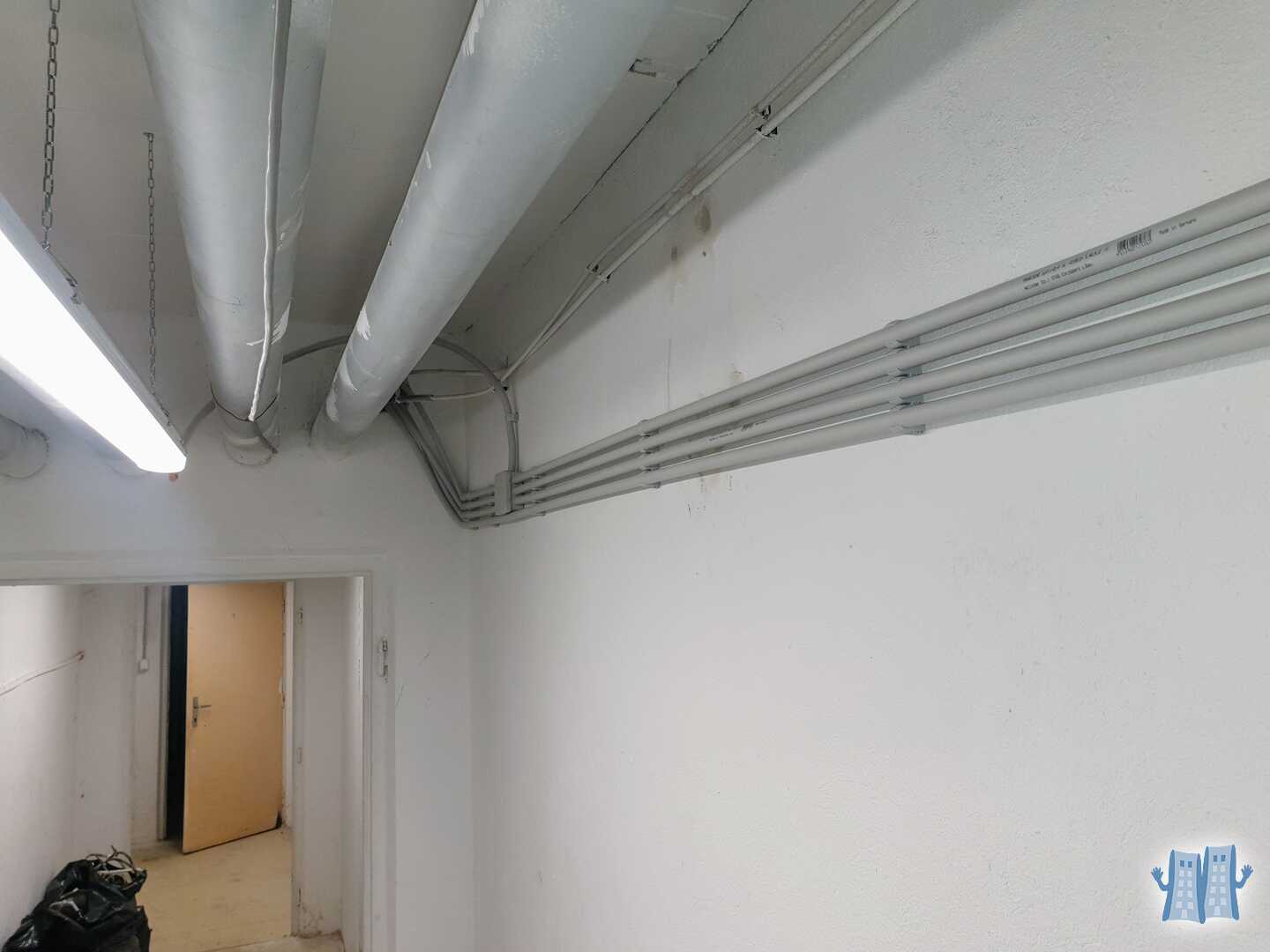 nová povrchová kabeláž v pevných rúrkach