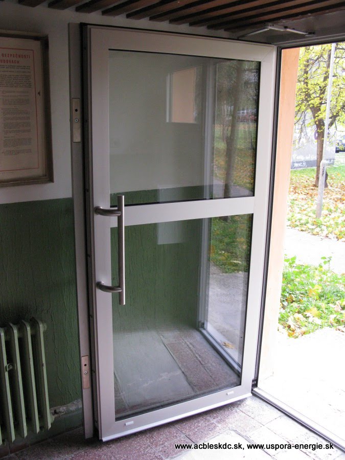Otvorené dvere s dorazovými platničkami k EMG zámkom