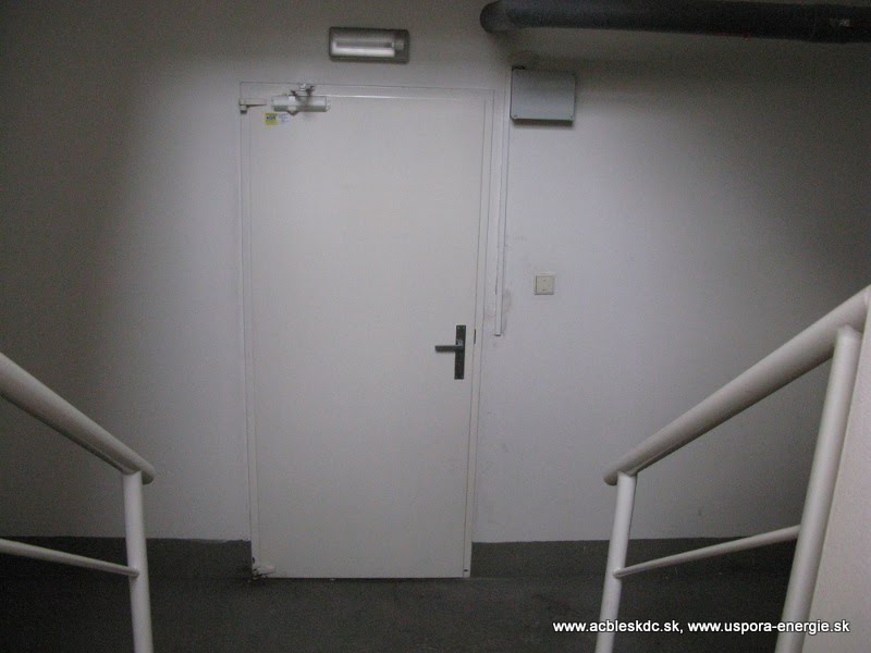 Zabezpečené dvere zo strany schodiska