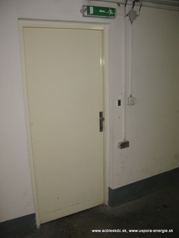 Zabezpečené kovové dvere zo strany garáží