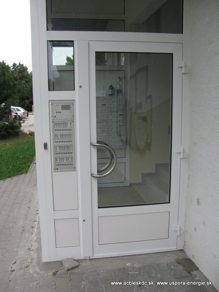 Nová hliníková brána so zabudovaným DEK systémom a pôvodným tablom DDZ