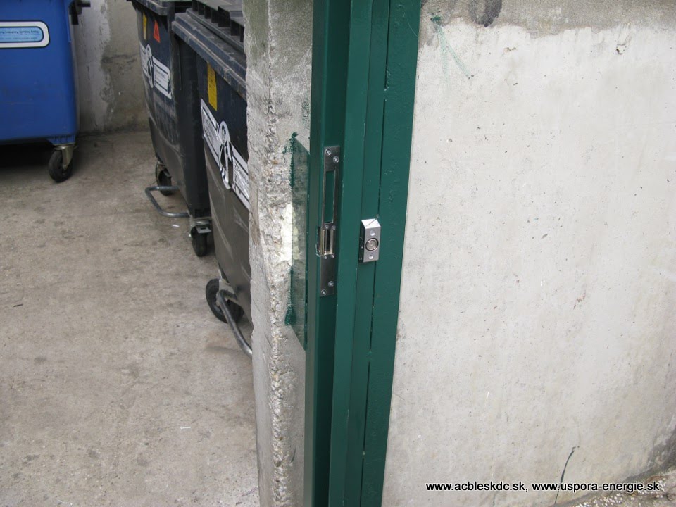 Impulzný nízkoodberový elektromechanický zámok a dotyková plocha s chráničkou - pohľad zvonku pri otvorených dverách
