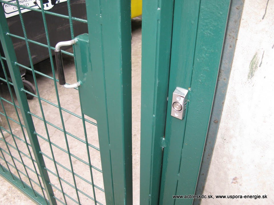 Dotyková plocha s chráničkou - pohľad zvonku pri pootvorených dverách