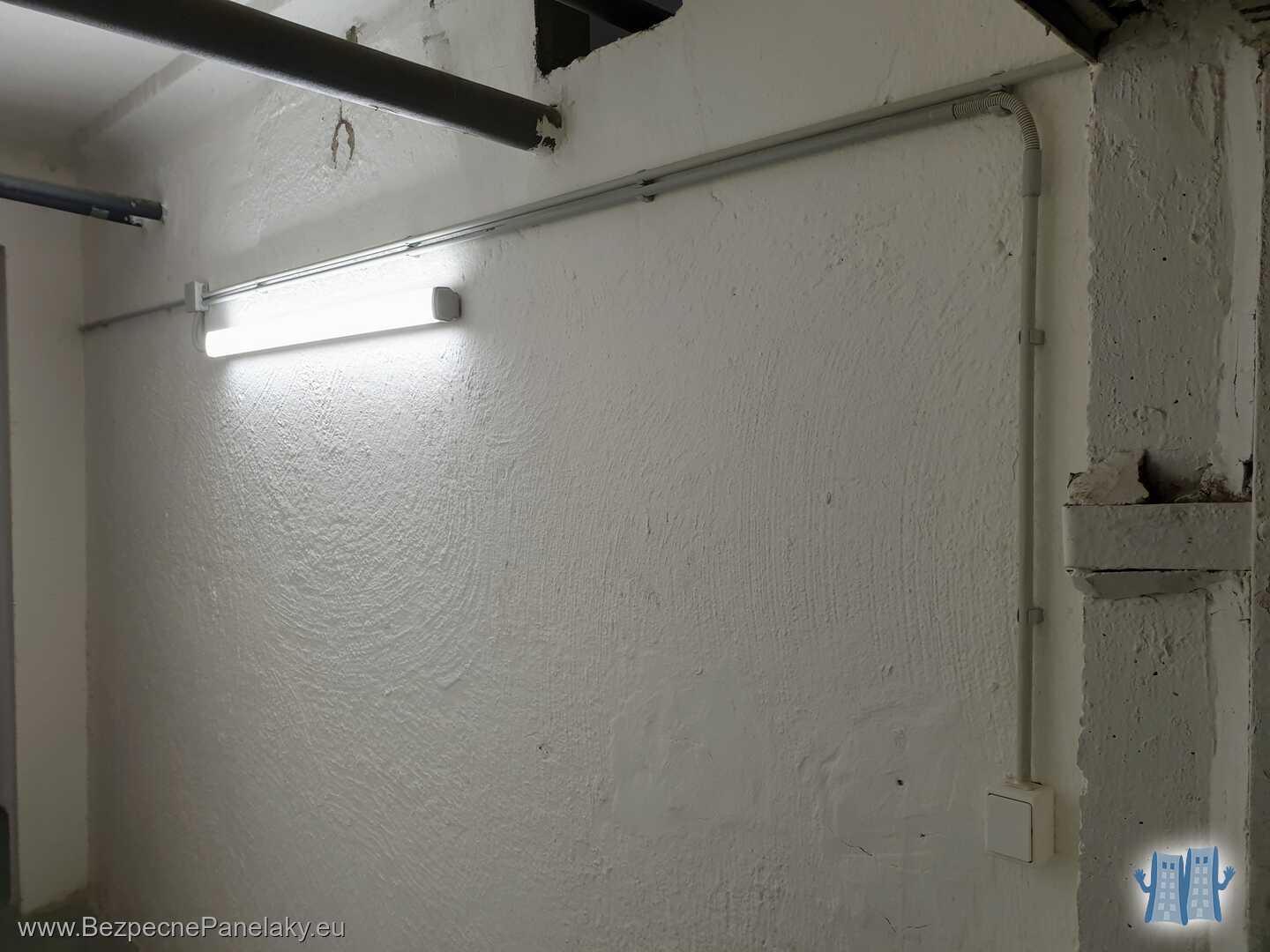 Vačšinu LED svietidiel sme osadili na steny