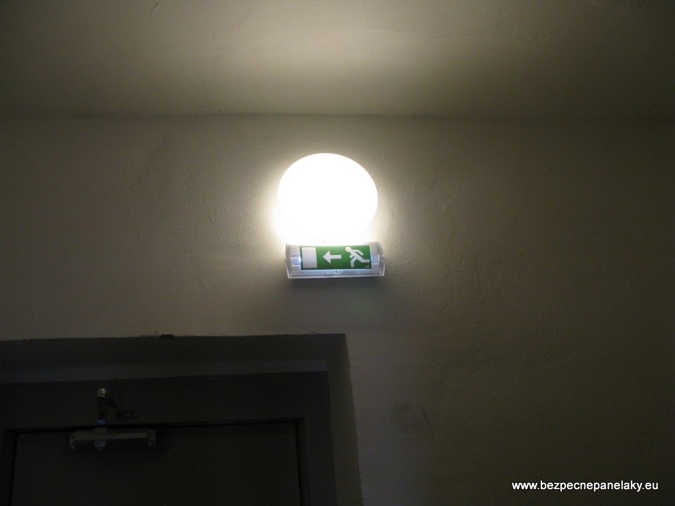 Na medziposchodiach pri výťahoch sú umiestnené núdzové svietidlá spoločne so senzorovými
