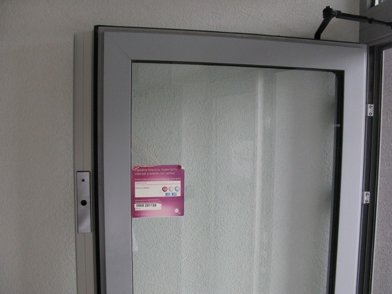 Otvorené dvere s hornou dorazovou platničkou Al dvernej lišty