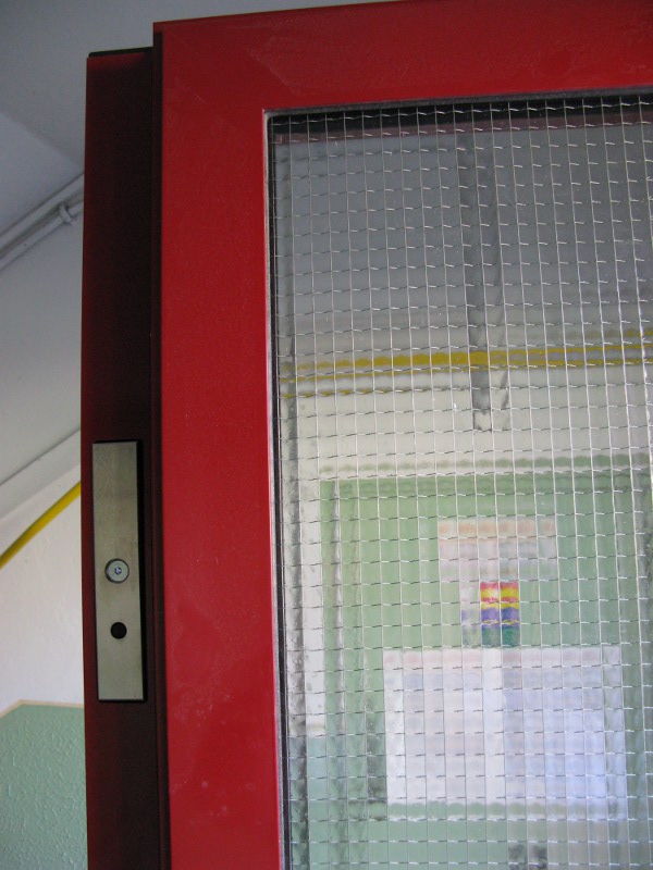 Detail - horná dorazová platnička na krídle dverí