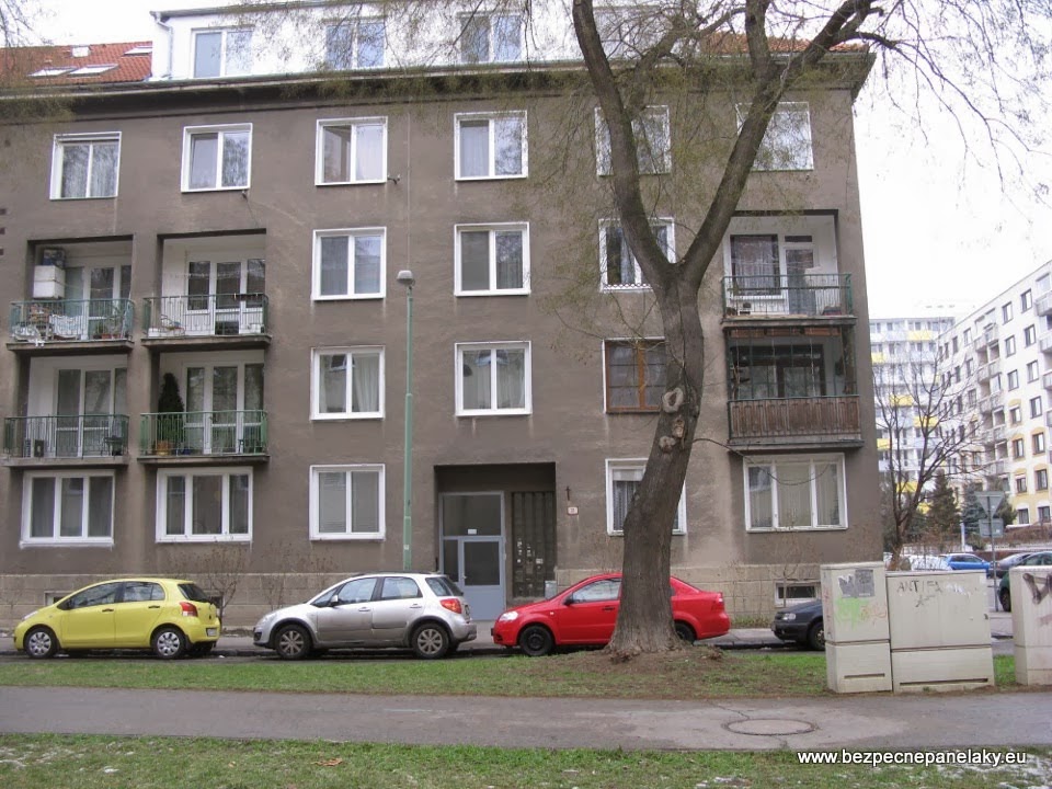 Predný vchod bytového domu na Trenčianskej 31 v Bratislave. Senzorové osvetlenie STEINEL prináša okrem komfortu a zvýšenej bezpečnosti aj nezanedbateľnú úsporu energie.
