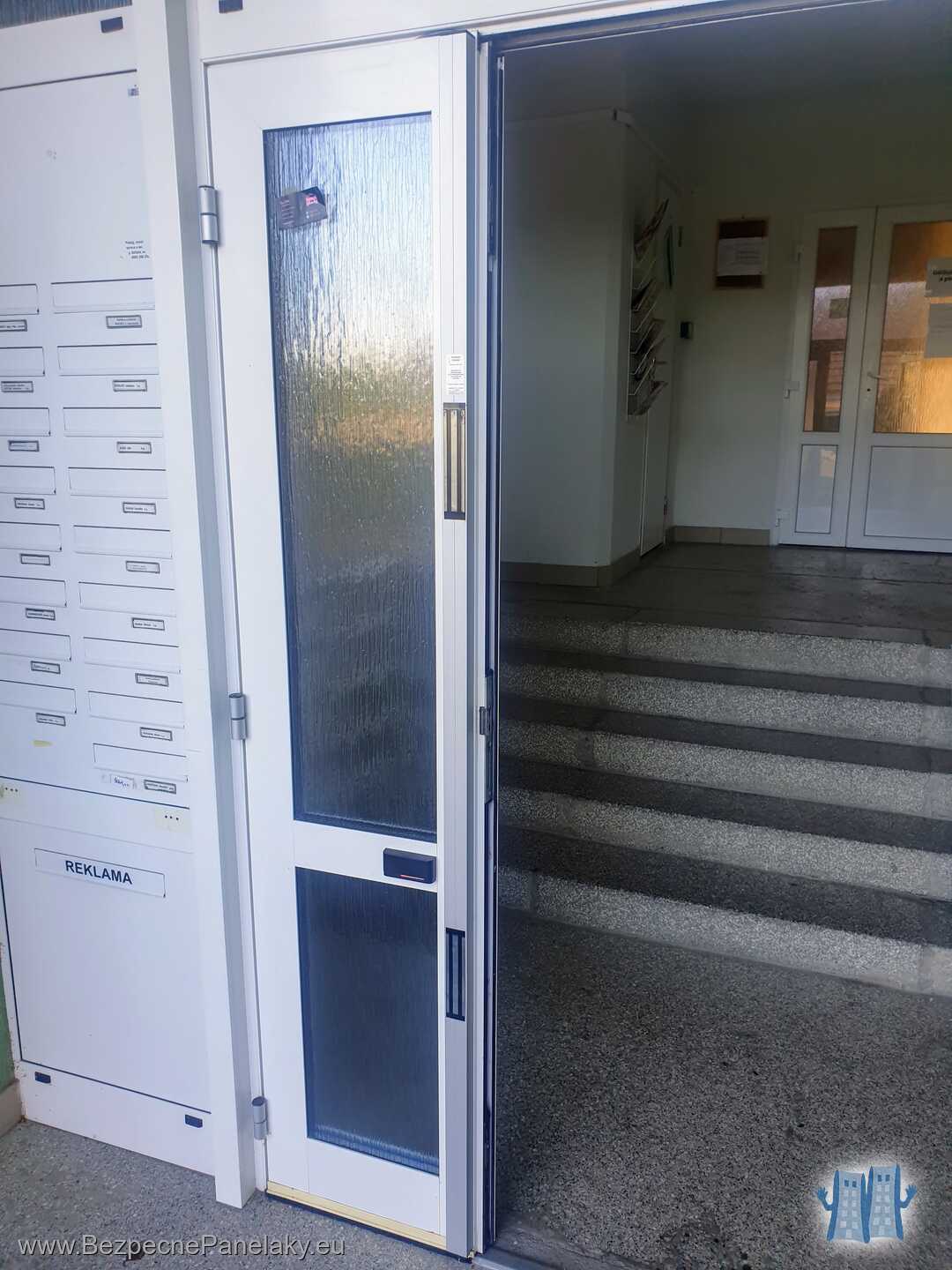 AL lišta s dvojicou EMG zámkov pri otvorených dverách