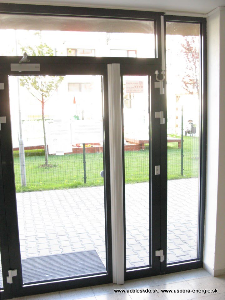 Pôvodná AL brána s namontovaným DEK systémom s AL dvernou lištou s EMG zámkami