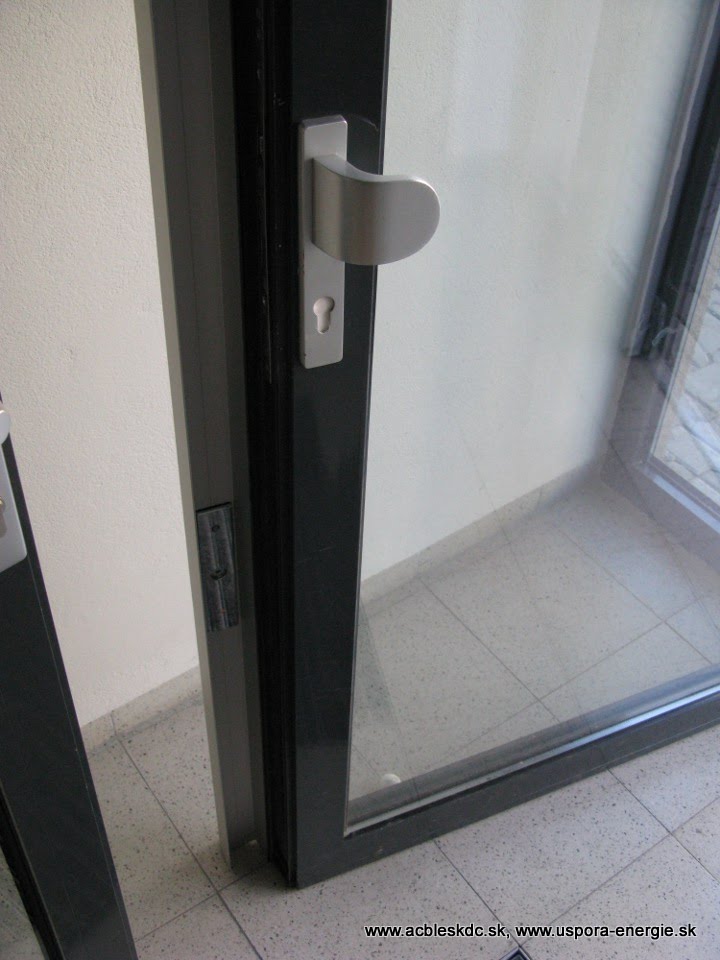 Pohyblivá časť dvernej AL lišty s dorazovou platničkou k EMG zámku